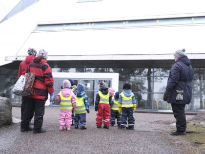 Kerholaisia Hyvinkään kirkon edustalla.