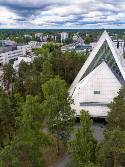 Hyvinkään kirkko lintuperspektiivi