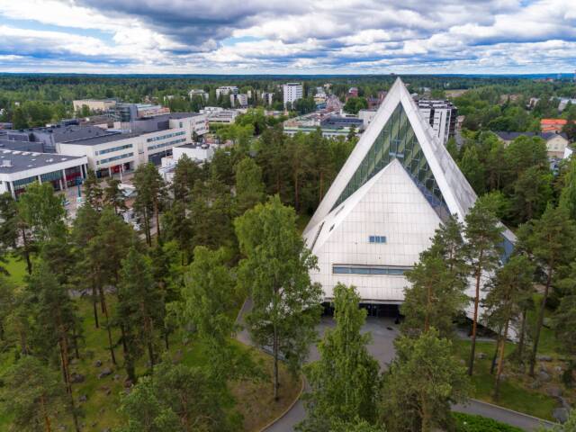 Hyvinkään kirkko lintuperspektiivi