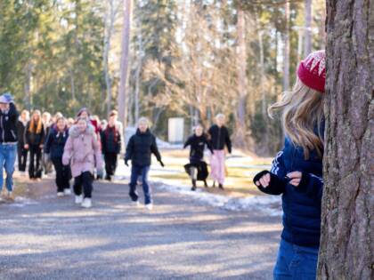 Nuoret leikkivät peili-leikkiä ulkona