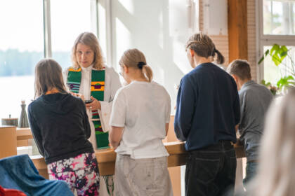 Rippikoululaisia leirikeskuksessa rukoilemassa