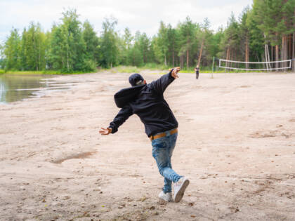 Nuori henkilö järven rannalla.
