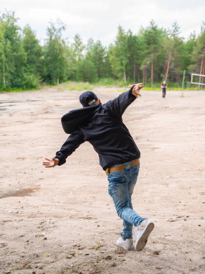 Nuori henkilö järven rannalla.