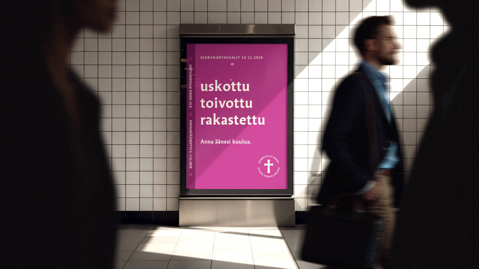 Seurakuntavaalien mainostaulu, jossa lukee uskottu, toivottu, rakastettu.