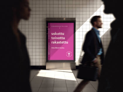 Seurakuntavaalien mainostaulu, jossa lukee uskottu, toivottu, rakastettu.