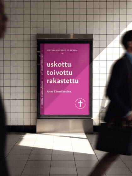 Seurakuntavaalien mainostaulu, jossa lukee uskottu, toivottu, rakastettu.
