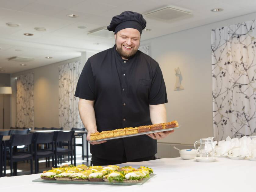 Pitopalvelussa asetellaan tarvittavia kahvitusta varten.