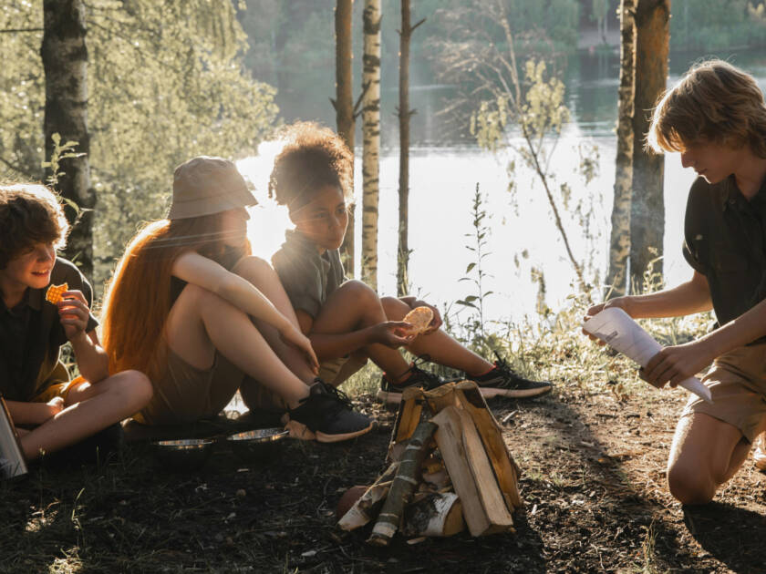 Nuoria metsässä järven rannalla