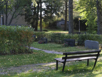 Penkki ja hautoja Kytäjän hautausmaalla