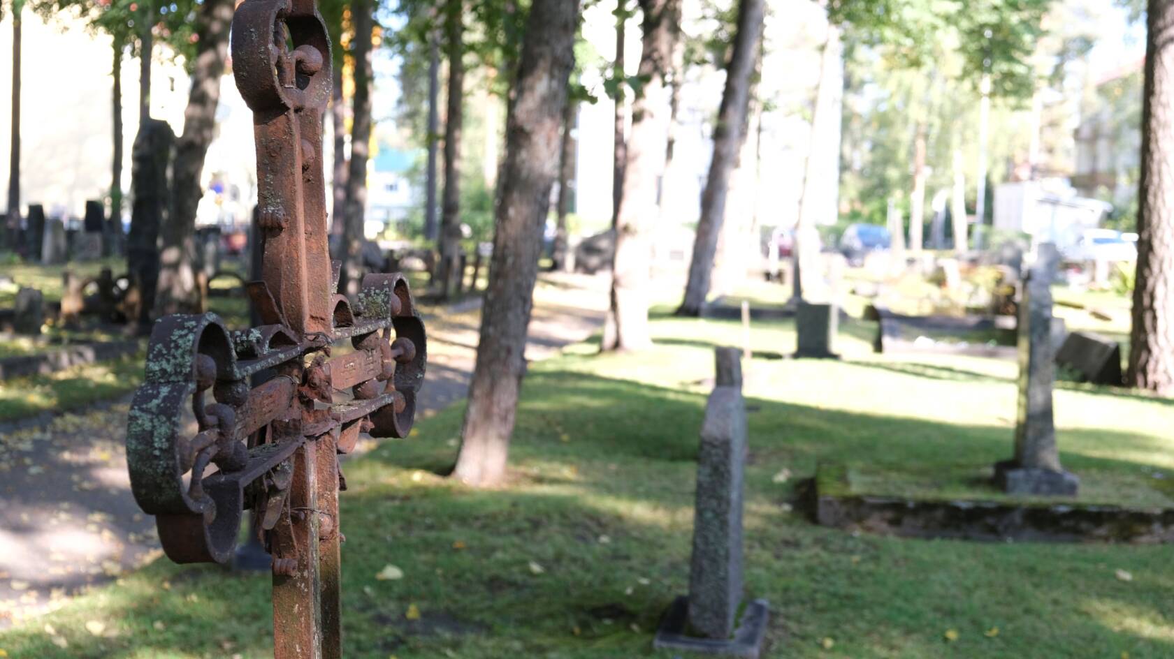 Vanha risti haudalla Rautatienrakentajien hautausmaalla.