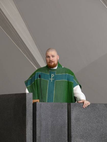 Pappi saarnastuolissa.