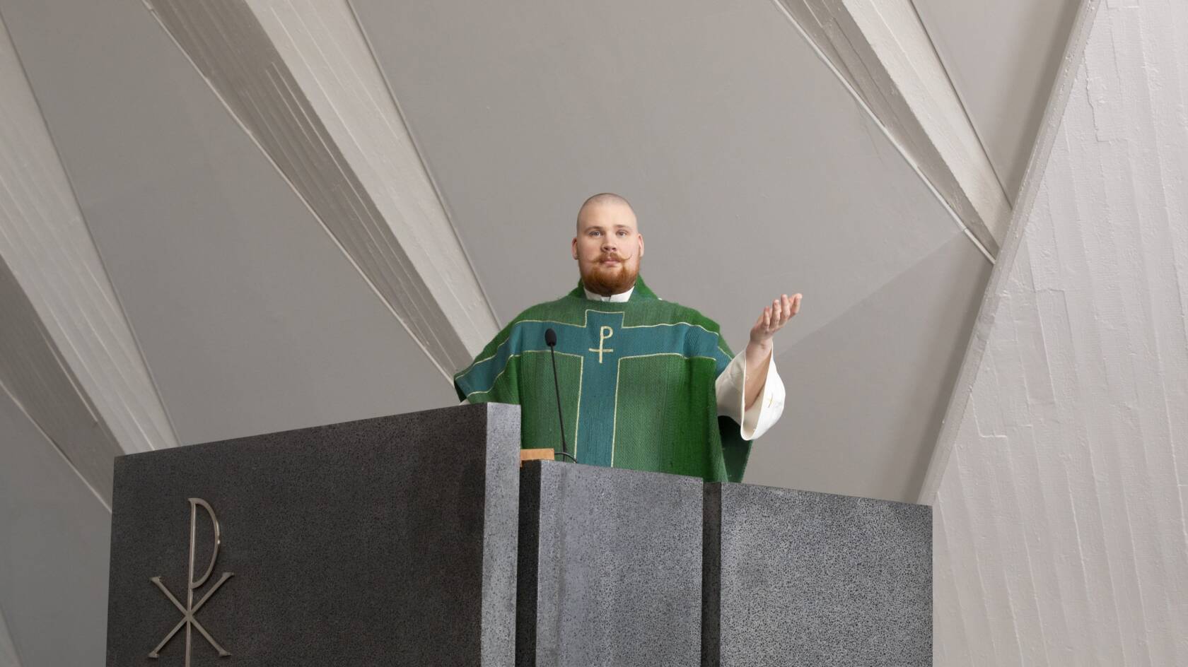 Pappi saarnastuolissa.