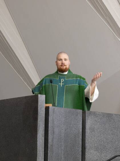 Pappi saarnastuolissa.
