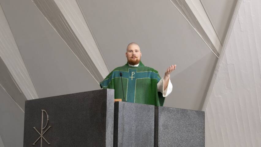 Pappi saarnastuolissa.