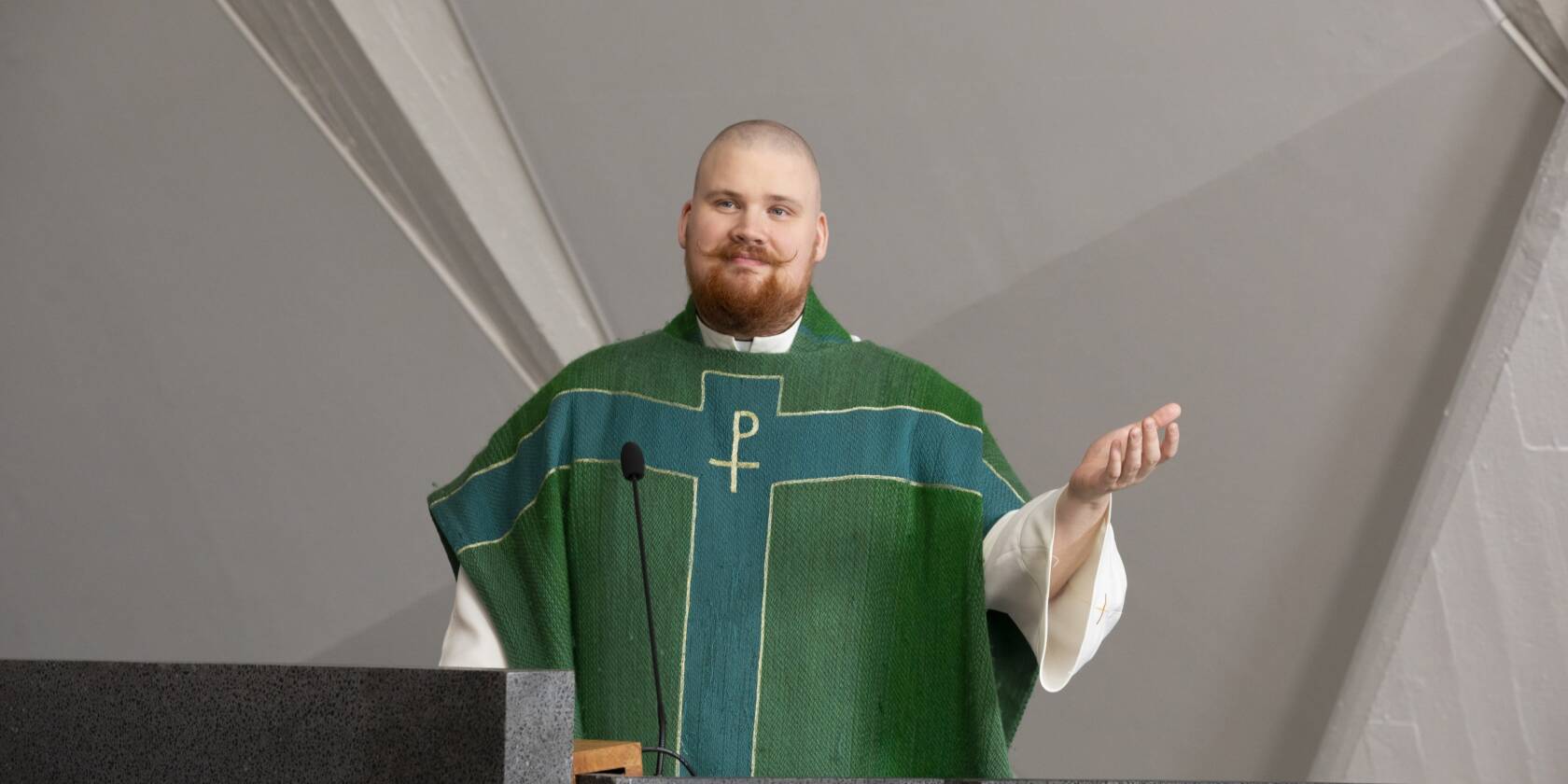 Pappi saarnastuolissa.