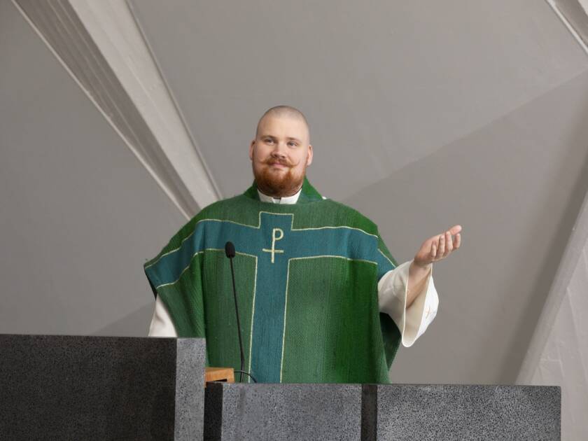 Pappi saarnastuolissa.