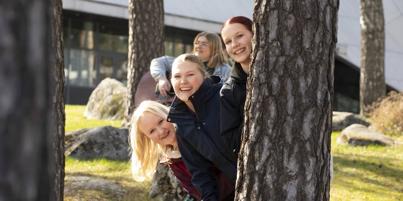 Kolme nuorta ja nuorisotyöntekijä Hyvinkään kirkon edessä.