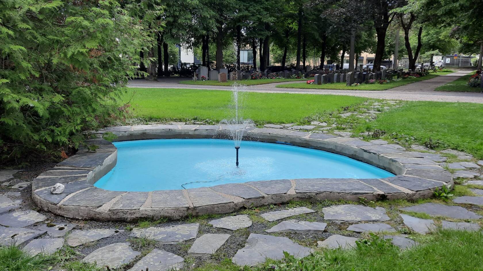 Sydämen muotoinen allas, jossa suihkulähde.